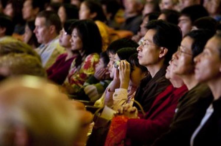 Chinese people watching the DPA International Company at the San Francisco Opera House. (Mark Zhou/The Epoch Times)