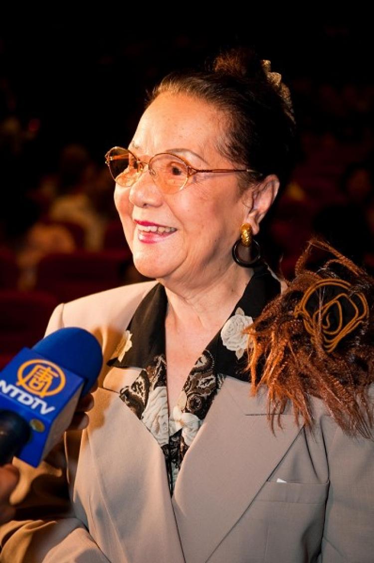 Ms. Li Caie, Taiwan National Treasure, was amazed by the flawless performance of Shen Yun.  (Ruixion Luo/The Epoch Times)