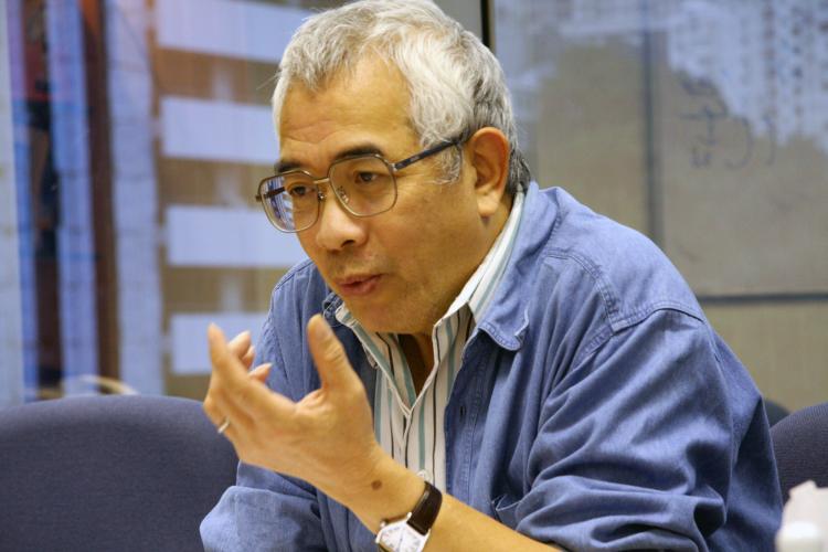 Cheng Xiang discusses the history of the CCP. (Pan Jingqiao/The Epoch Times)