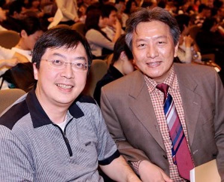 Dr. Liu Nairen, director of Department of Digestive Endoscopy at the Chang-gung Memorial Hospital and his son (Li Yuan/Epoch Times)