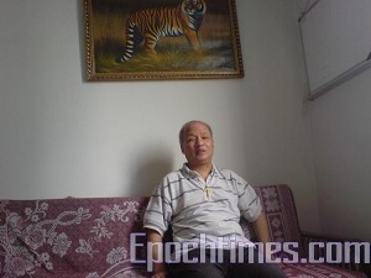 Former Shanghai human rights lawyer Zheng Enchong was summoned by the police for the 62nd time on June 18. The police subjected him to violence and humiliation.  ((Epoch Times Archive))