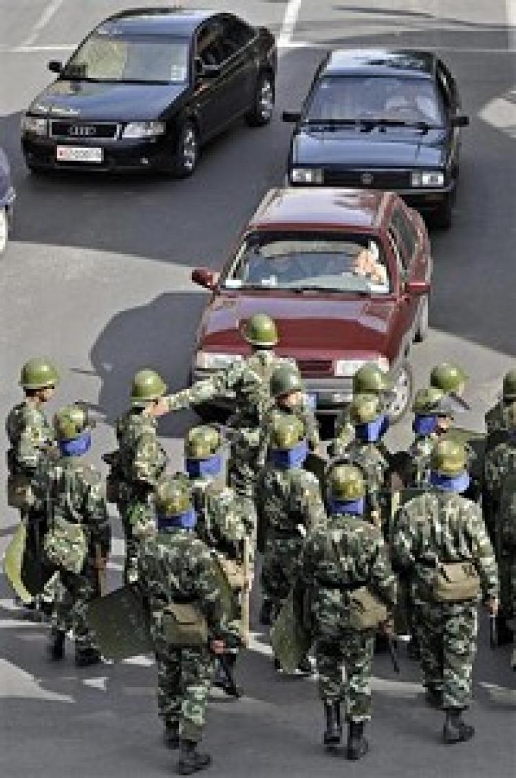 Chinese troops divert traffic in Urumqi on September 5, 2009 to control protests from Han residents in Urumqi. (PHILIPPE LOPEZ/AFP/Getty Images)