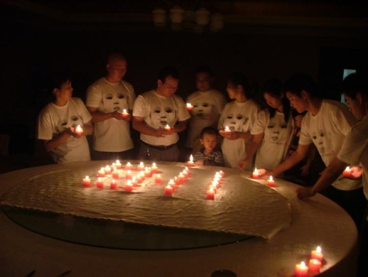 REMEMBERING: Parents of tainted-milk victims attended a commemorative ceremony on Sept. 11. (jieshibaobao.com)