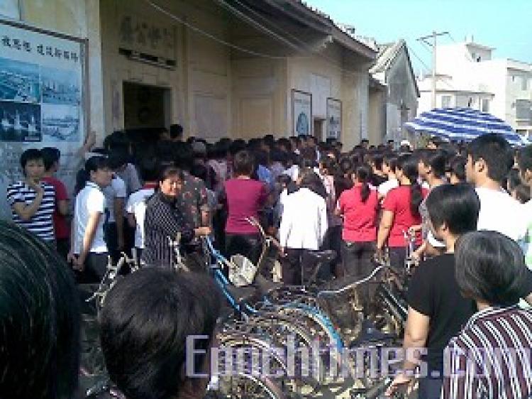 Over 2,000 residents from Paibian Village, Guangdong Province, protest in front of the Putian Town Hall the morning of Oct. 22 for the release of village activists arrested earlier that morning. (The Epoch Times)