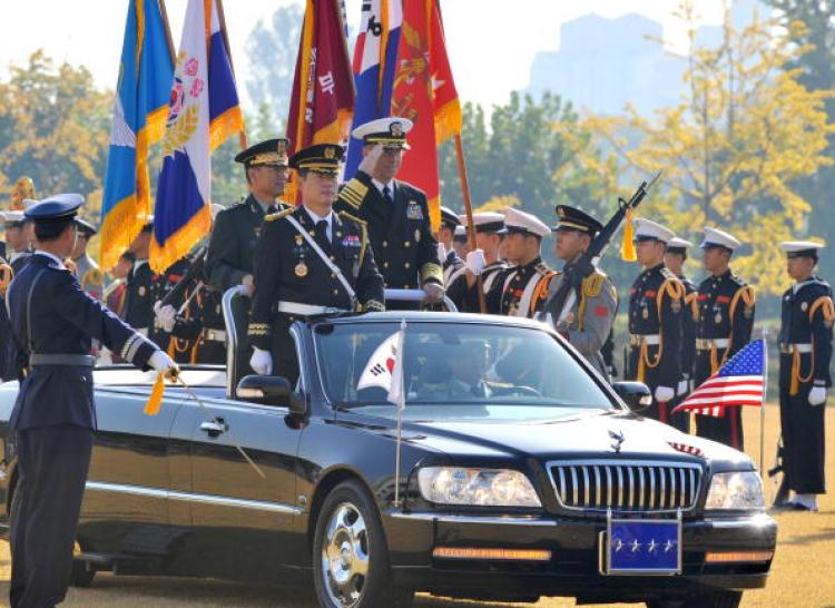 US Chairman of the Joint Chiefs of Staff Michael Mullen and his South Korean counterpart Lee Sang-Eui (R) at South Korea's defence ministry in Seoul Oct. 21, 2009.  (Kim Jae-Hwan/AFP/Getty Images)