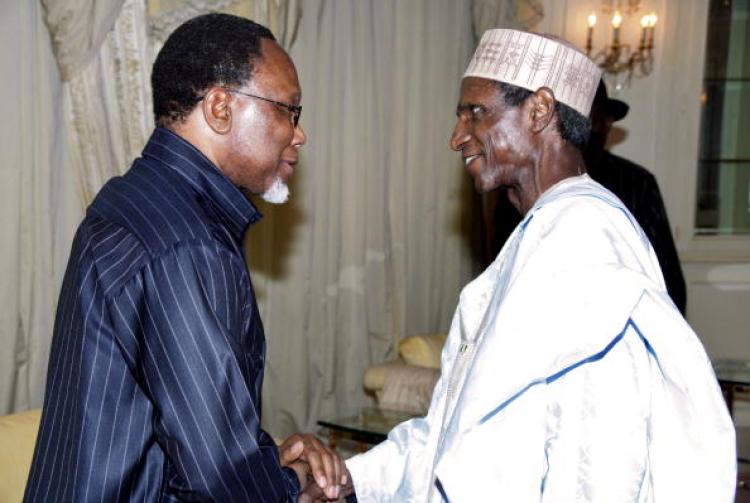 File photo shows Nigerian President Umaru Musa Yar'adua (R) welcoming South African Deputy President He Kgalema Motlanthe on November 13, 2009 at the Presidential Villa in Abuja, during a courtesy visit in Nigeria.  (Wole Emmanuel/AFP/Getty Images)