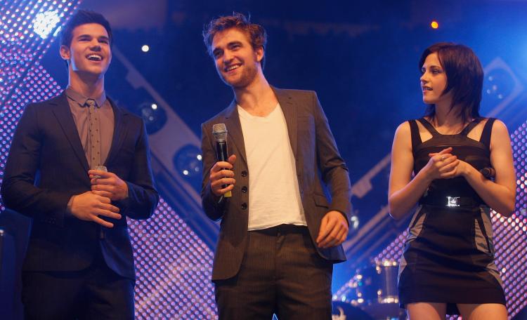 Twilight: Actors Robert Pattinson (C), Kristen Stewart and Taylor Lautner (L) present their new film 'Twighlight - New Moon' at the Olympic Hall on November 14, 2009 in Munich, Germany.  (Alexandra Beier/Getty Images)