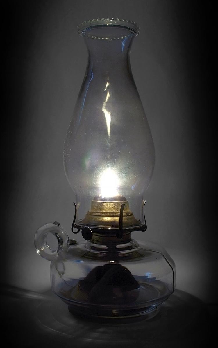 Old-fashioned oil lamps are an alternative to expensive air fresheners. (sophie/Stock Xchng)