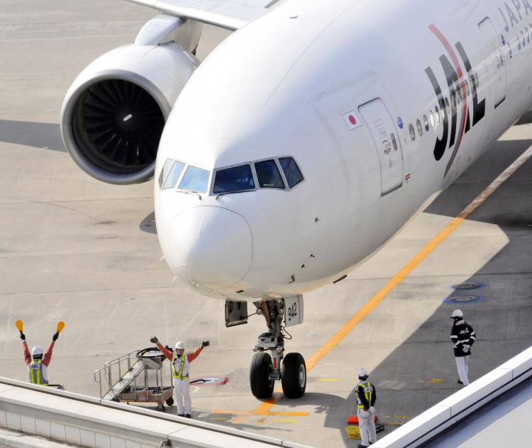 Bright lights assumed to be lasers aimed into the cockpit of airplanes present a growing problem for pilots.  (Yoshikazu Tsuno/Getty Images)