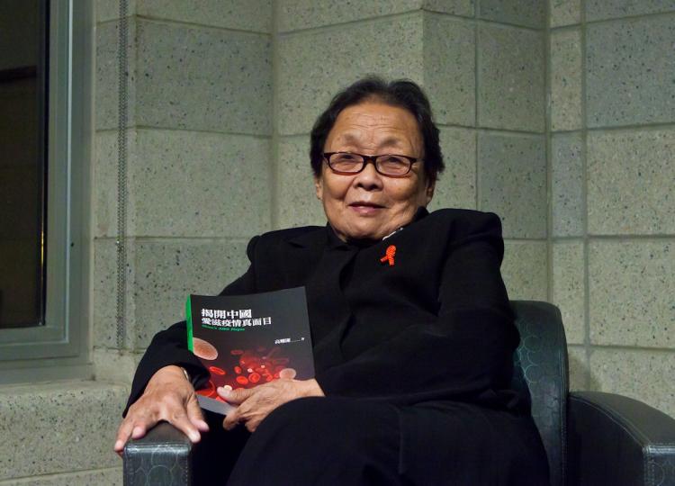 Dr. Gao Yaojie and her new book.   (Du Guohui/The Epoch Times)