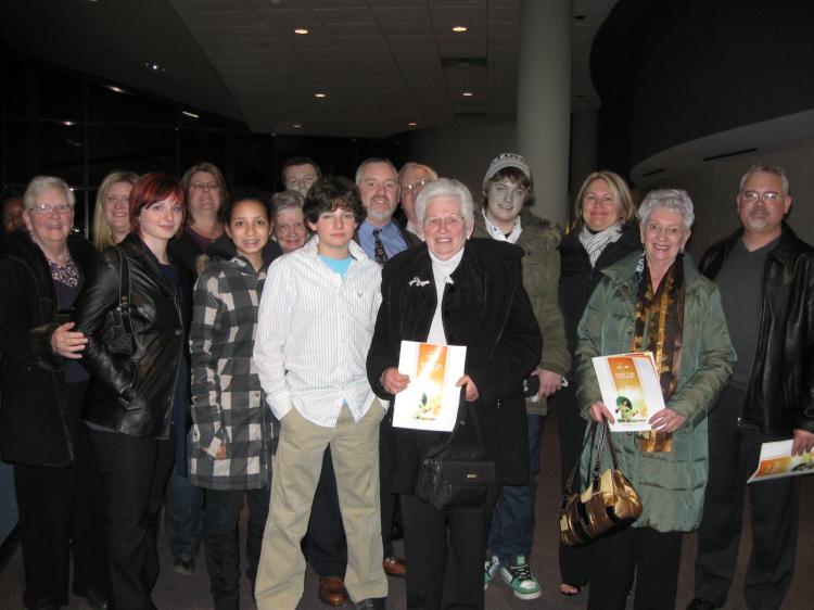 Mrs. Odd and 15 of her children and grandchildren attended the Shen Yun Performing Arts final show in Mississauga on Jan. 23. (The Epoch Times) Mrs. Odd and 15 of her children and grandchildren attended the Shen Yun Performing Arts final show in Mississauga on Jan. 23. (The Epoch Times)
