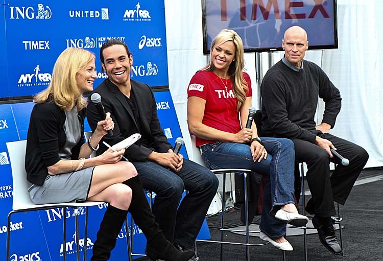 Olympic speedskating gold medalist Apollo Ohno (2nd from L) at a pre-marathon press event with softball legend Jennie Finch (2nd from R), former New York Rangers captain Mark Messier (R), and New York Road Rangers President and CEO Mary Wittenberg at Central Park on Thursday. (AMAL CHEN/THE EPOCH TIMES)