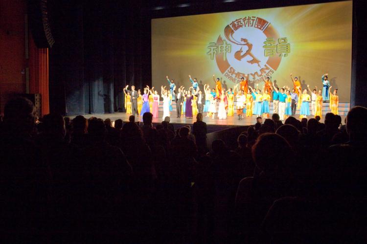 Curtain call in Amsterdam (Jason Wang/The Epoch Times)