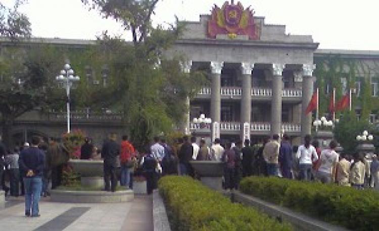 Peasants gathered in front of the Committee of Heilongjiang Provincial Government Building. (Chinese BBS)