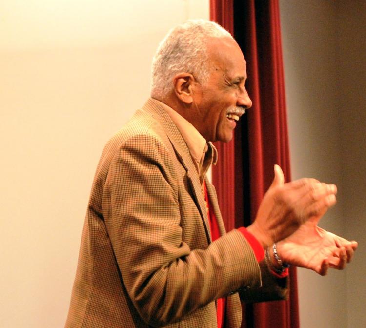 Ashley Bryan claps for his audience. (Mary Silver/The Epoch Times)