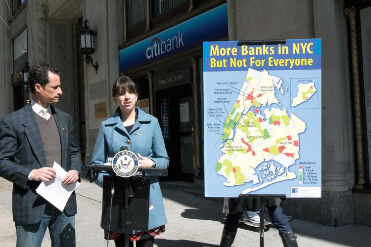 BANK ON IT: Rep. Anthony Weiner (L) and Megan Ahearn, Consumer Rights Organizer for the New York Public Interest Research Group (NYPIRG), revealed the report on Sunday. (Phoebe Zheng/The Epoch Times)