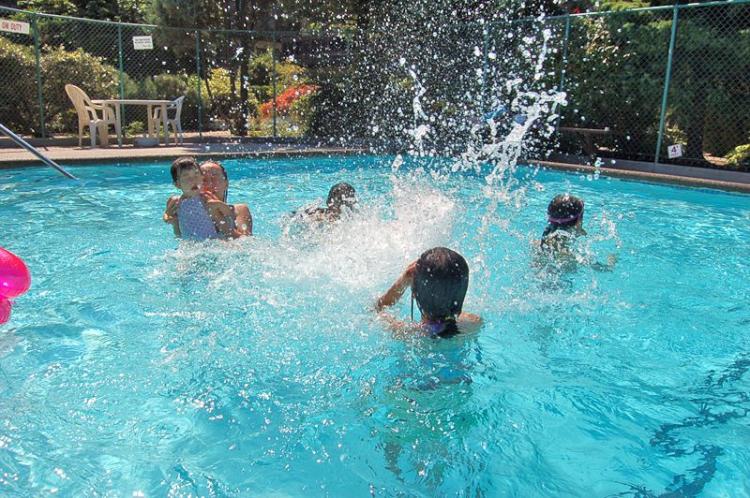 West Coast residents are now enjoying swimming more than ever as a result of the heat wave. (Fany Qiu/The Epoch Times)