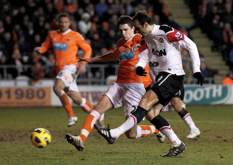 Manchester United's Dimitar Berbatov scores the game-winner in a thrilling encounter against Blackpool. (Alex Livesey/Getty Images)