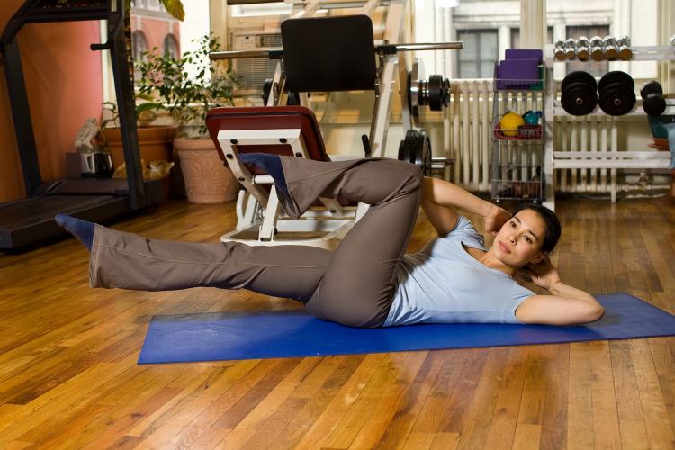 The Bicycle crunch is challenging, feels good, and is efficient. This wonderful abdominal exercise can be done anywhere, anytime. (Henry Chan/The Epoch Times, Space Courtesy of Fitness Results)