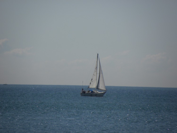 A boat sailing at Bluffer's Park in Scarborough. A new plan calls for all boaters on crafts under six metres to wear a lifejacket. (Yue Pang/The Epoch Times)