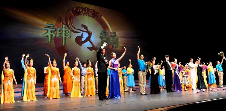 Curtain call of DPA's second performance in Houston's Jones Hall for the Performing Arts.  (Dai Bing/The Epoch Times)