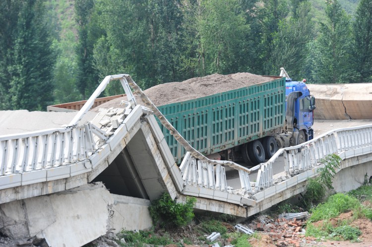A bridge collapses when an overweight truck crosses a bridge in Beijing on July 19.  (The Epoch Times photo archive)