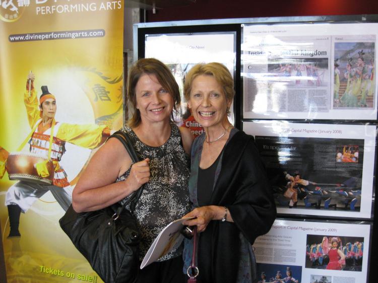 Josje (R) with Susan (L) at the Canberra Theatre on Sunday, March 29, 2009, after seeing the matinee performance of Shen Yun Divine Performing Arts (Gao Deming/The Epoch Times)