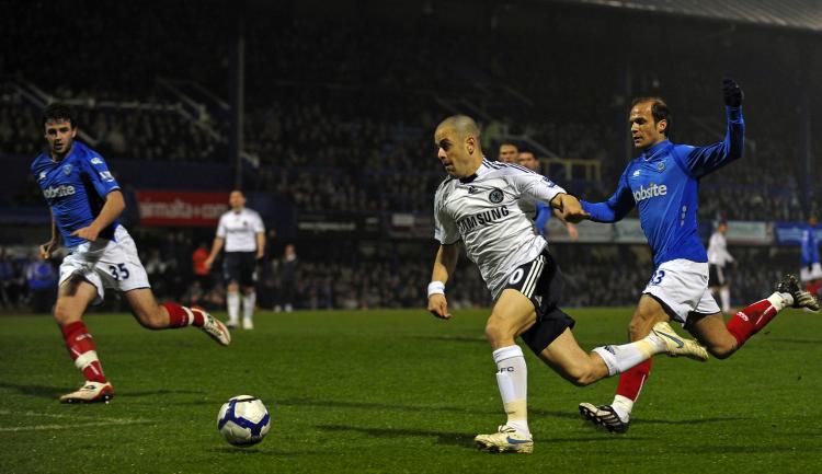 Joe Cole demonstrates the quality of Chelsea's midfield. (Adrian Dennis/AFP/Getty Images)