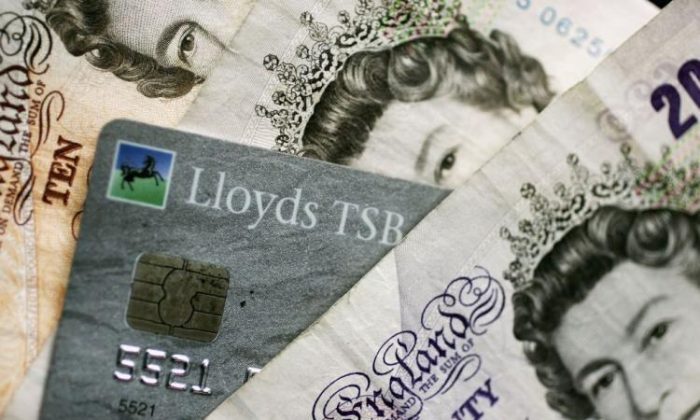 A chip-and-PIN card is mixed in with Bank of England notes. (Christopher Furlong/Getty Images)