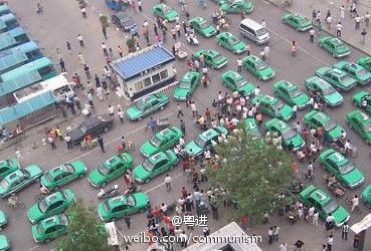 Taxi drivers in Louhe, Henan province went on strike on Nov 1. (Weobo.com)