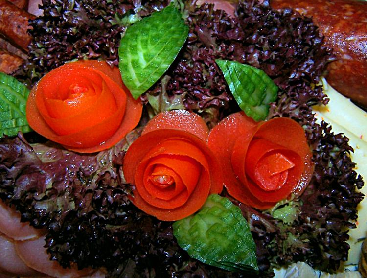 A hearty Sausage Platter garnished with decorative tomato roses (Verena N./pixelio.de)