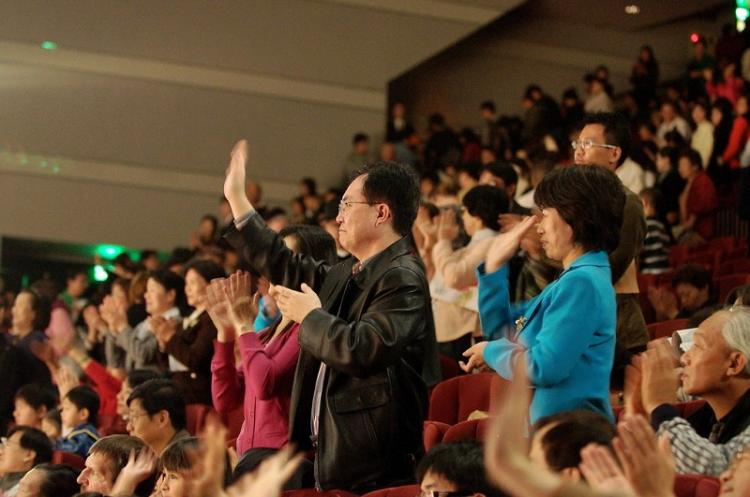 Audience members wave good-bye to Divine Performing Arts performers at Taipei International Convention Center. (Li Yuan/The Epoch Times)