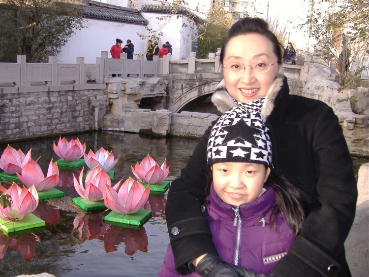 Cui Aimin and her daughter