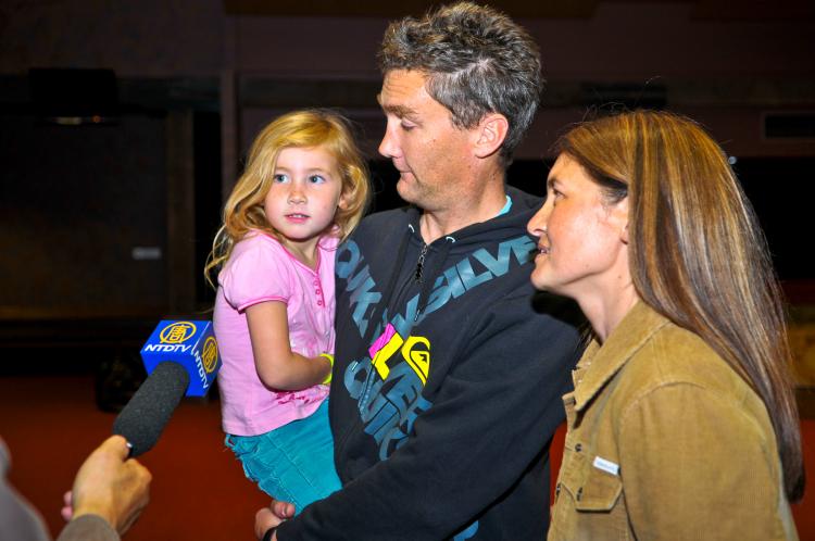 Mr. Thompson and his wife, Mrs. Doon, after Shen Yun Performing Arts' second performance at Costa Hall, Geelong, April 4. Their youngest daughter is being interviewed. (Xiao Hu/The Epoch Times) Mr. Thompson and his wife, Mrs. Doon, after Shen Yun Performing Arts' second performance at Costa Hall, Geelong, April 4. Their youngest daughter is being interviewed. (Xiao Hu/The Epoch Times)