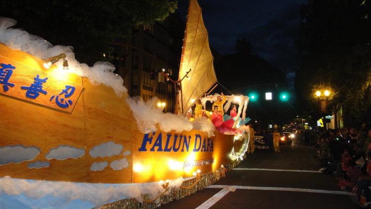 The Falun Dafa (Falun Gong) float, which judges called it 'larger than life,' in the Portland 2010 Starlight parade, won Best Illumination Award in a float category. (Shanjian Li/The Epoch Times)