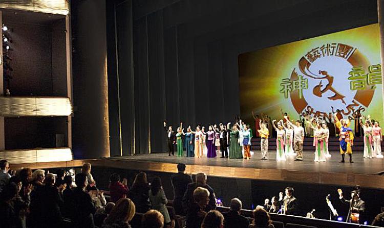 Curtain call at the launch of Shen Yun's 2011 World Tour. (Edward Dai/The Epoch Times)