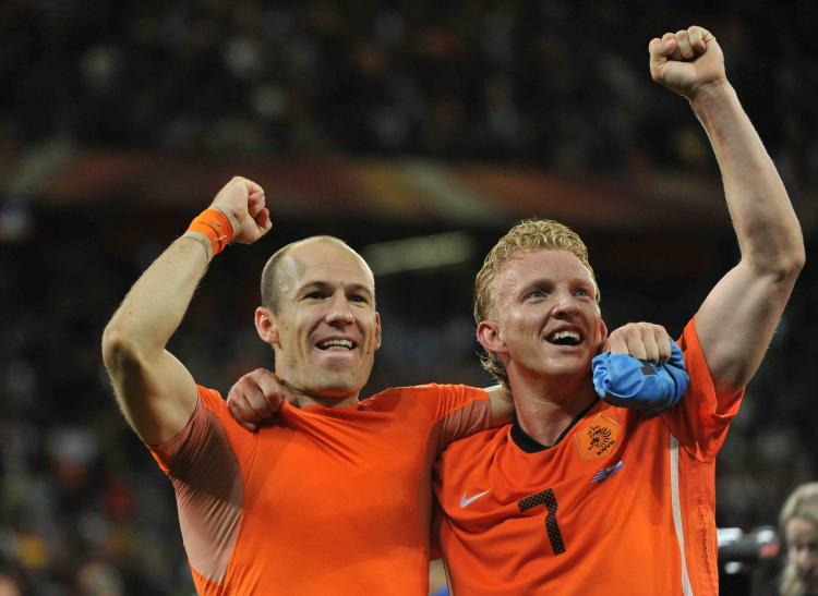 Arjen Robben (L) headed in the game-winning goal from a cross by Dirk Kuyt (R). (Roberto Schmidt/AFP/Getty Images)