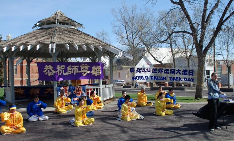 Edmonton Falun Gong practitioners demonstrate the Falun Gong exercises and introduce the public to the meditative practice as part of celebrations for World Falun Dafa Day. (George Qu/The Epoch Times)