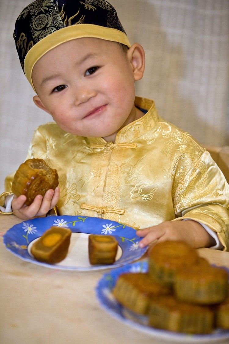A 3-year-old boy enjoying moon cakes.  (Jason Wang/The Epoch Times)