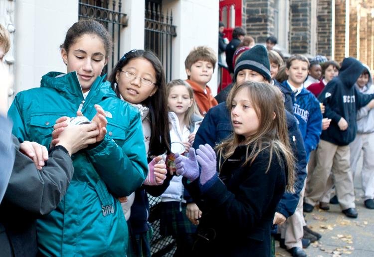Over 400 students at St. Hilda's & St. Hugh's in west Harlem formed a human chain to hand food items from their school to the nearby Broadway Community soup kitchen on Wednesday.  (Amal Chen/The Epoch Times)