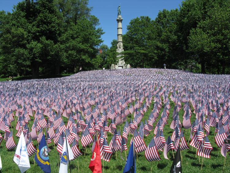 Flags nearly cover the ground at Boston Common at the Sailors and Soldiers Monument to commemorate all the Massachusetts men and women who died in battles since World War I.  (Wendy Feng/The Epoch Times)