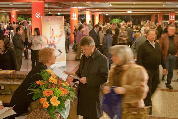 The foyer of Frankfurt's Jahrhunderthalle, the venue for the DPA show, was buzzing with people just before the opening show was about to begin. (Jason Wang/The Epoch Times)