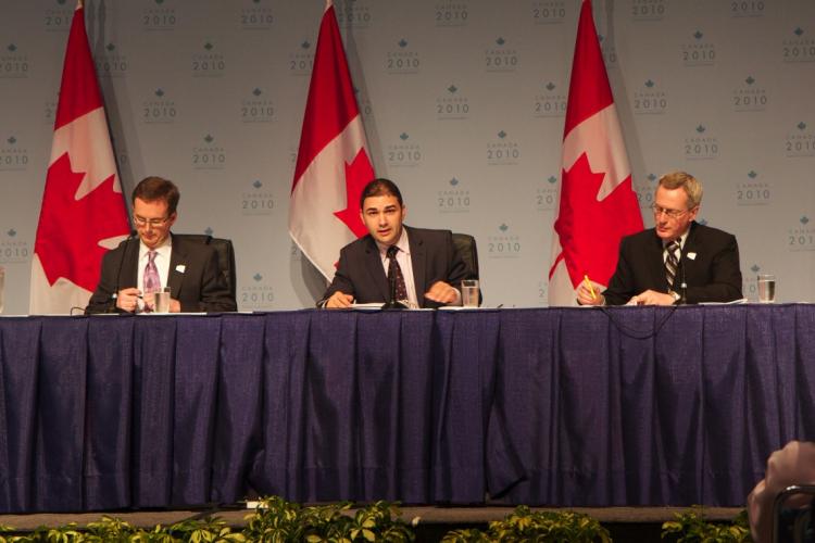 Dimitri Soudas (C), communications director for Canadian PM Stephen Harper, holds the first press conference at the International Media Centre in Toronto with Tiff Macklem (L), associate deputy minister of finance, and Len Edwards, Canada's G8 and G20 sherpa. (The Epoch Times)