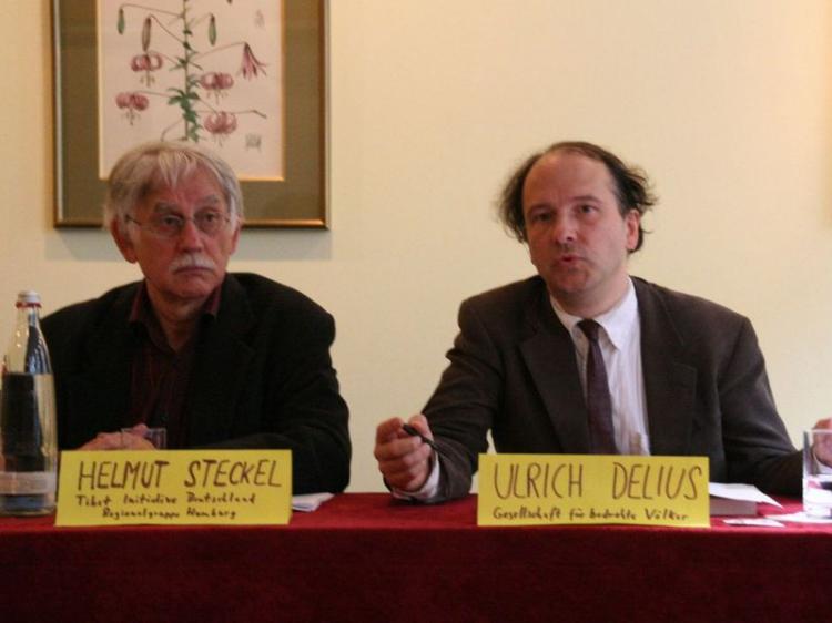 Helmut Steckel, spokesperson for the Tibet Initiative in Germany, Hamburg Section, on the left, and Ulrich Delius, representative for Asia for the German Society for Threatened People [Gesellschaft fuer Bedrohte Voelker], right.  (Alexander M. Hamrle/Epoch Times)