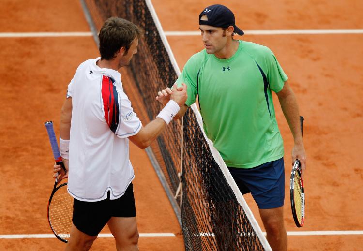 GOOD GAME: Robby Ginepri (right) moves on past Spain's Juan Carlos Ferrero in third round action at the French Open on Saturday. (Matthew Stockman/Getty Images)