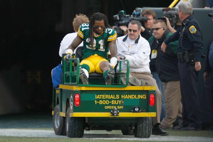 Green Bay Packers defensive linebacker Al Harris was taken out of Sunday's game with a season-ending knee injury. (Scott Boehm/Getty Image )