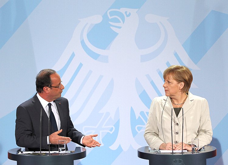 French President Francois Hollande (L) and German Chancellor Angela Merkel