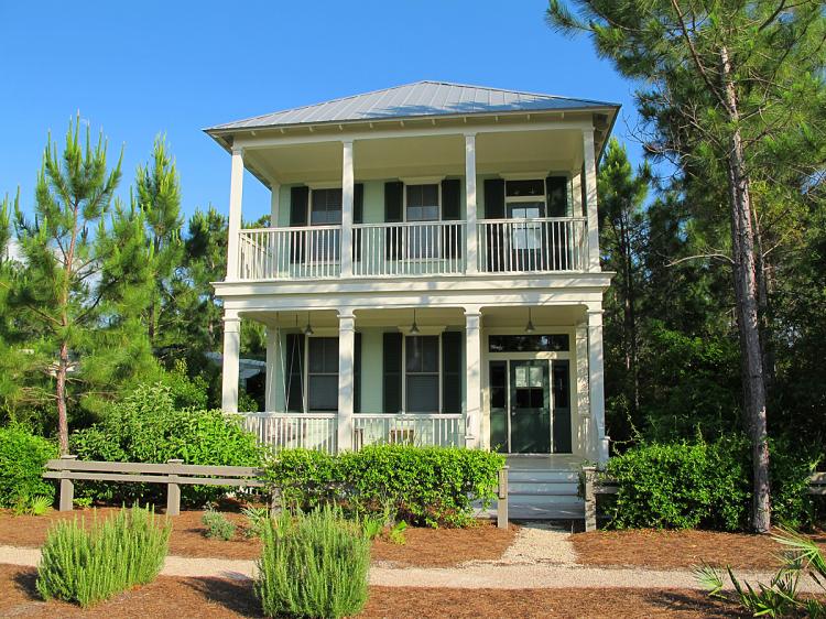 Boost your home's chances of attracting attention by improving its curb appeal. (Adam Miller/The Epoch Times)