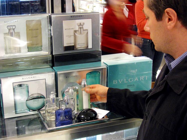 SCENTS OF THE SEASON: Picking out a fragrance for a gift or a daily use could be confusing. See the story for our tips and suggestions. (Ivailo Anguelov/Epoch Times)