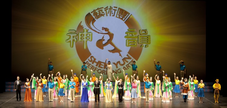 Full Shen Yun cast take a curtain call in Toronto